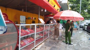 Đoàn kiểm tra liên ngành phường Bạch Đằng kiểm tra công tác an toàn thực phẩm trong dịp tết Trung thu năm 2023